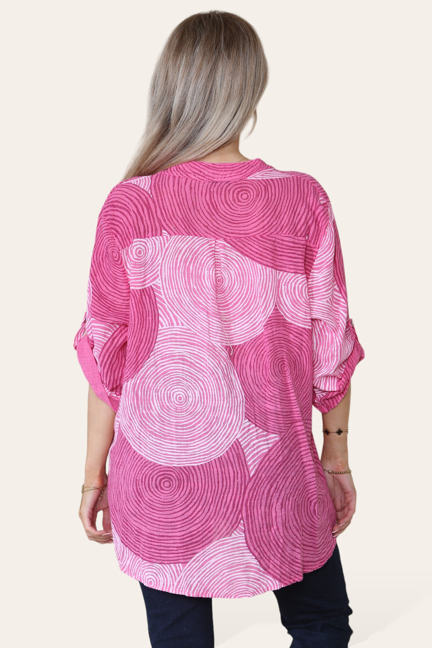 BLOES MET OPA-KRAAG EN CIRKELPRINT CERISE