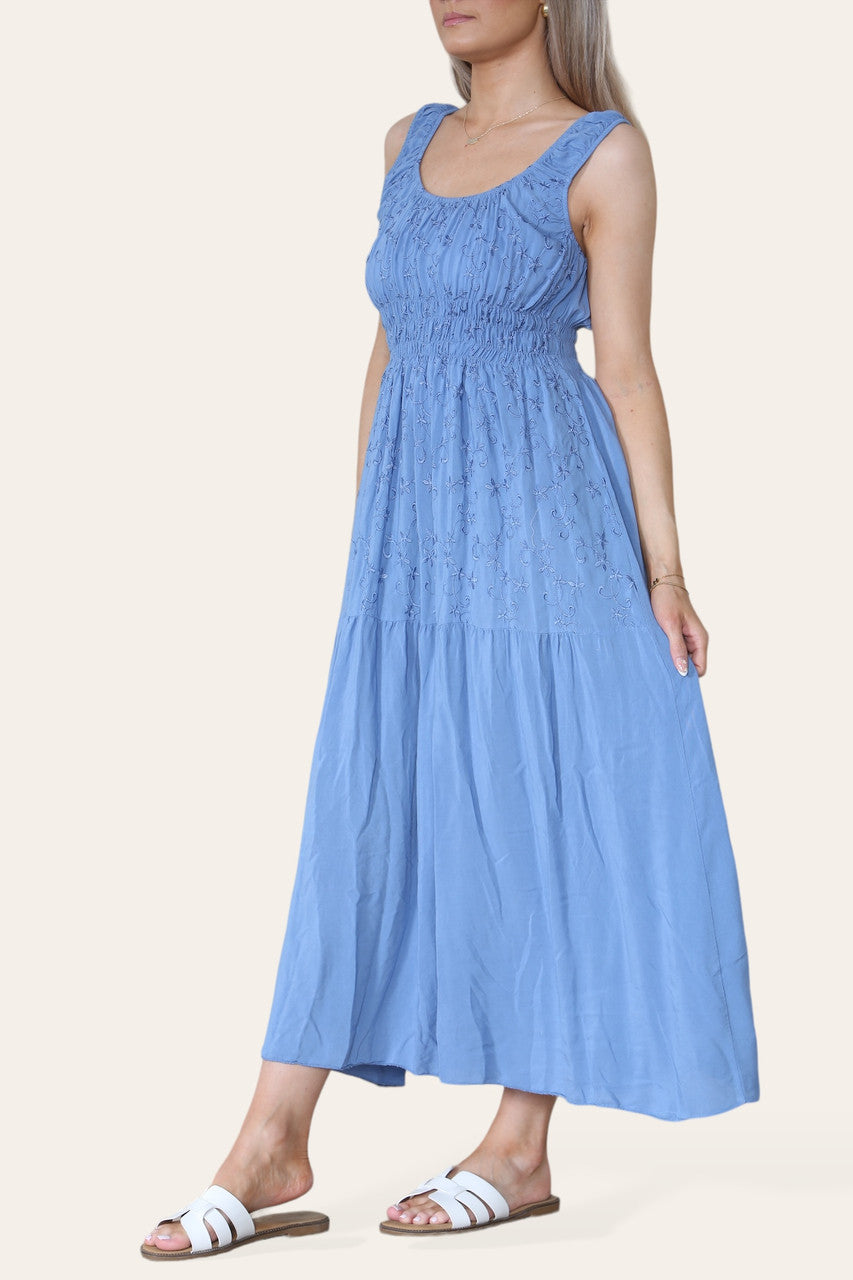 BLOEMEN BORDUUR MAXI GEPLOOIDE JURK DENIM