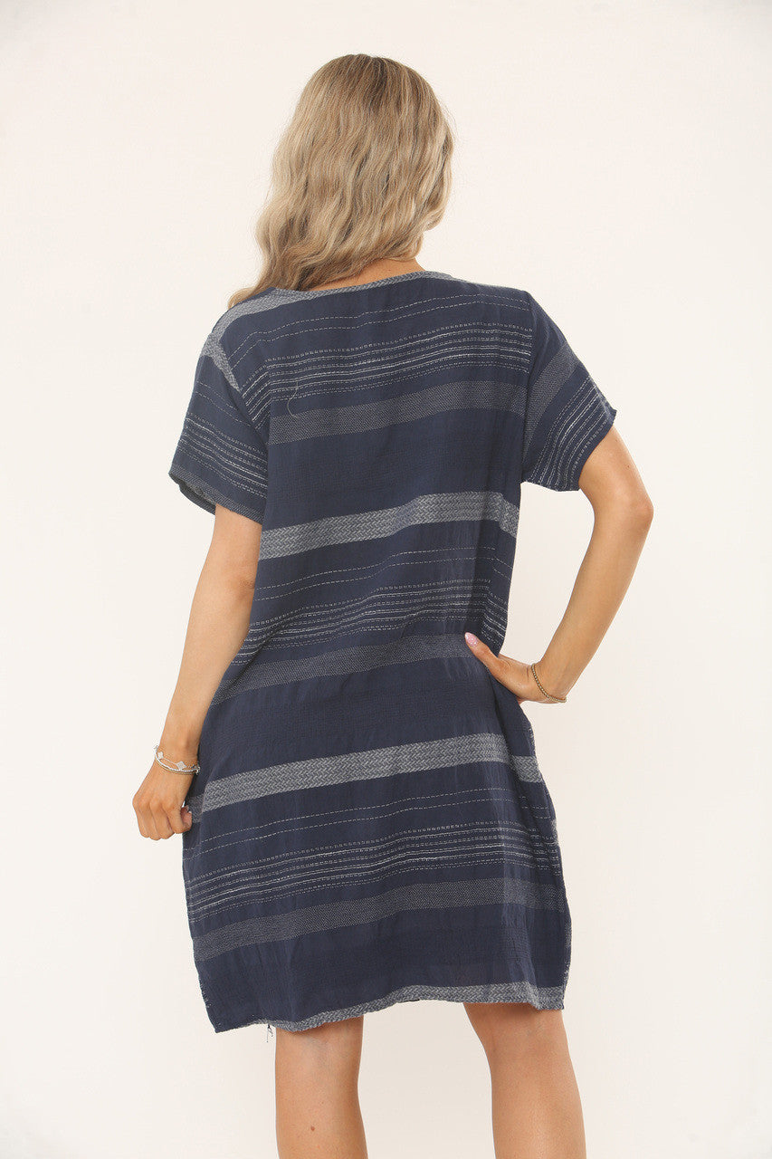 JURK MET STREEPDETAIL EN RELAXTE PASVORM - NAVY
