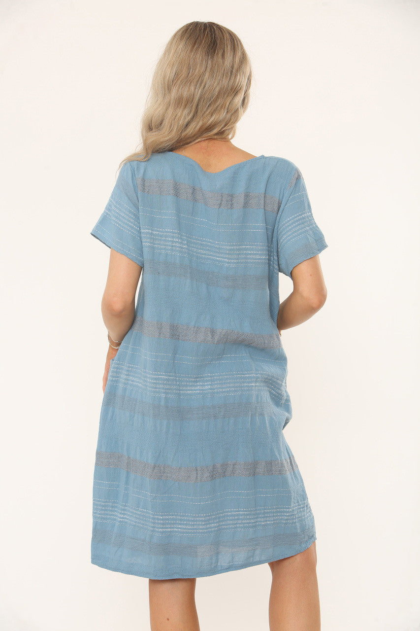 JURK MET STREEPJES, STEEKDETAIL EN RELAXTE PASVORM - DENIM