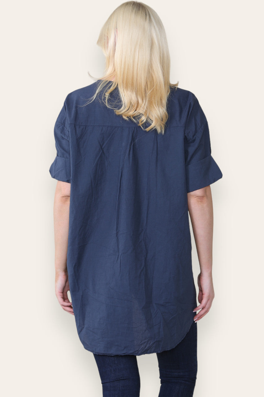 BRODERIE ANGLAISE SHIRT MET V-HALS MARINE