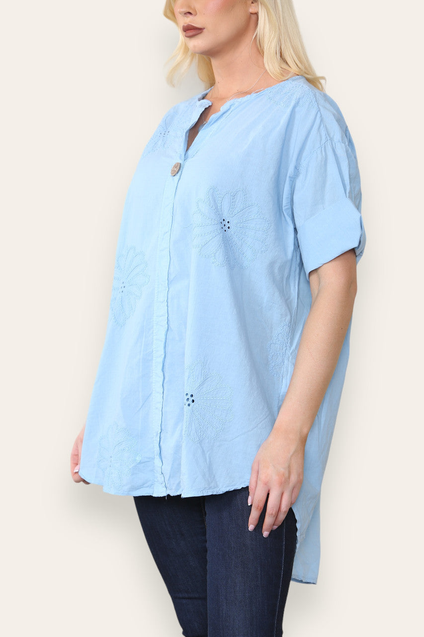 BRODERIE ANGLAISE SHIRT MET INHAMHALS LICHTBLAUW