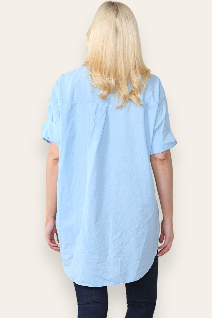 BRODERIE ANGLAISE SHIRT MET INHAMHALS LICHTBLAUW