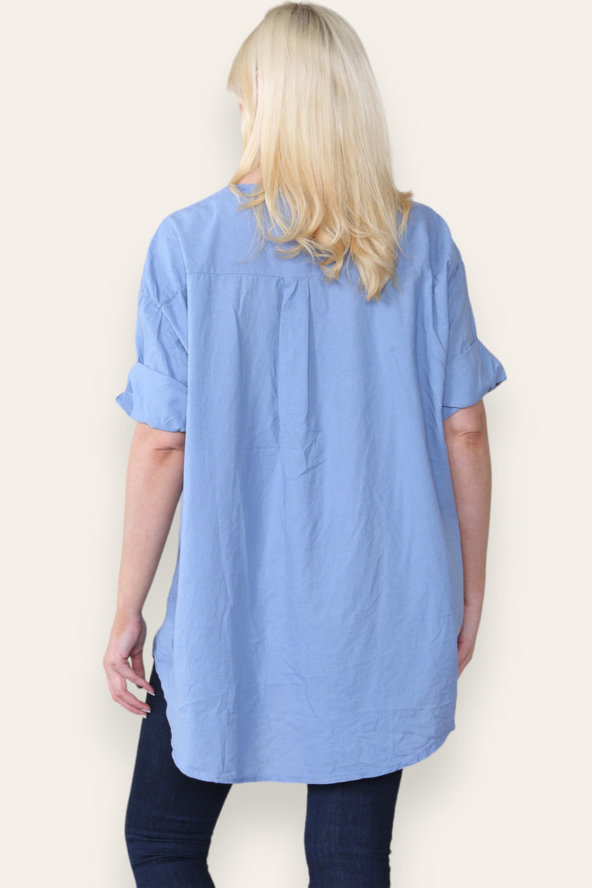BRODERIE ANGLAISE SHIRT MET V-HALS EN SPONSJESMOUWEN spijkerstof