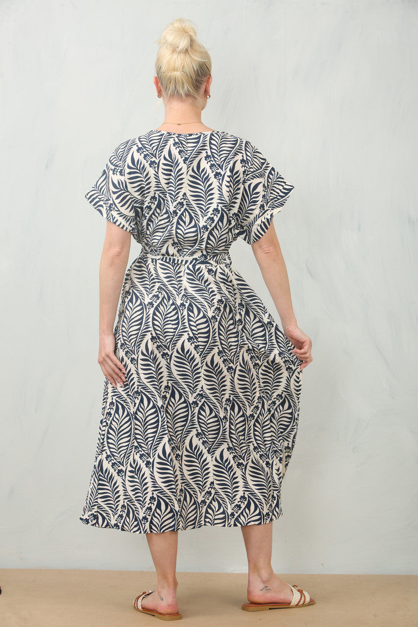 ABSTRACT BLADERENPRINT JURK MET CEINTUUR - NAVY