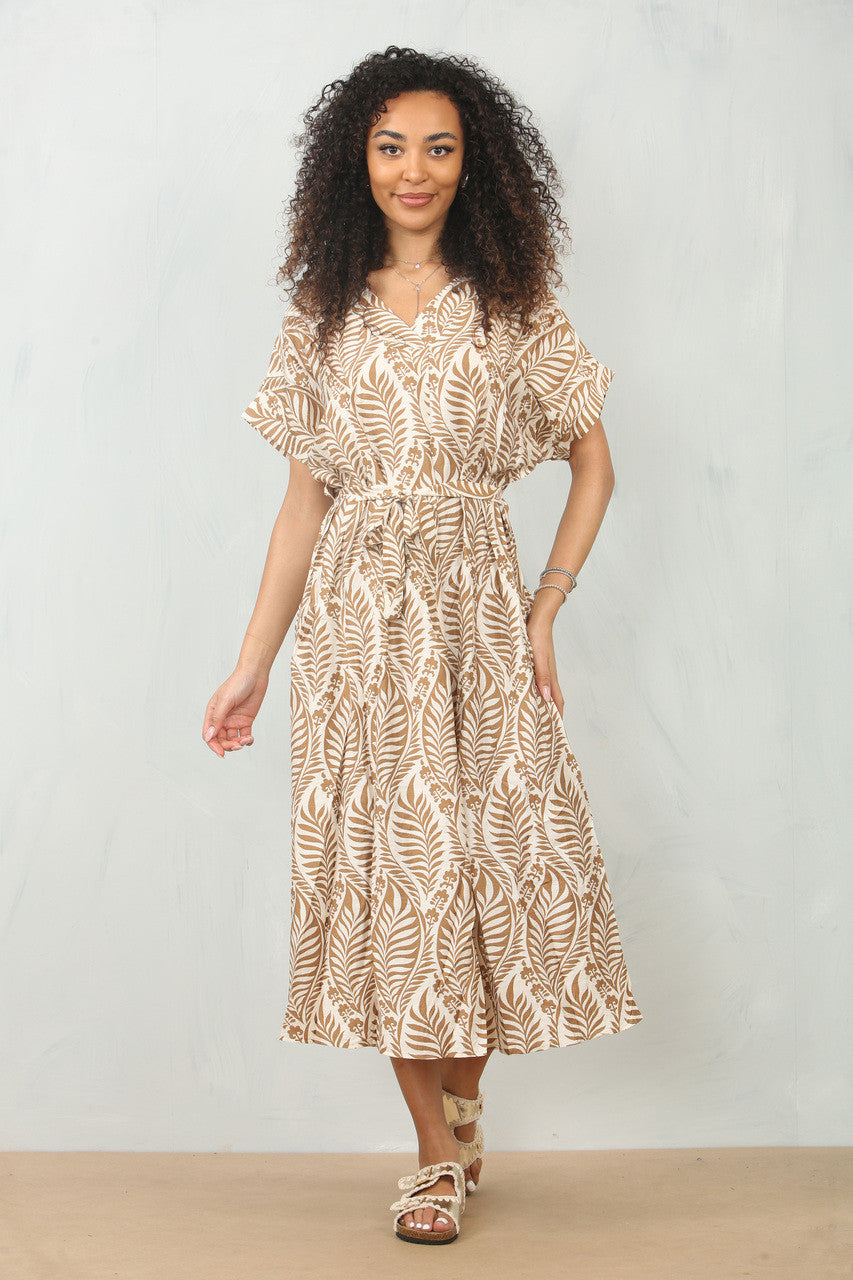 JURK MET ABSTRACTE BLADERENPRINT EN CEINTUUR - CAMEL