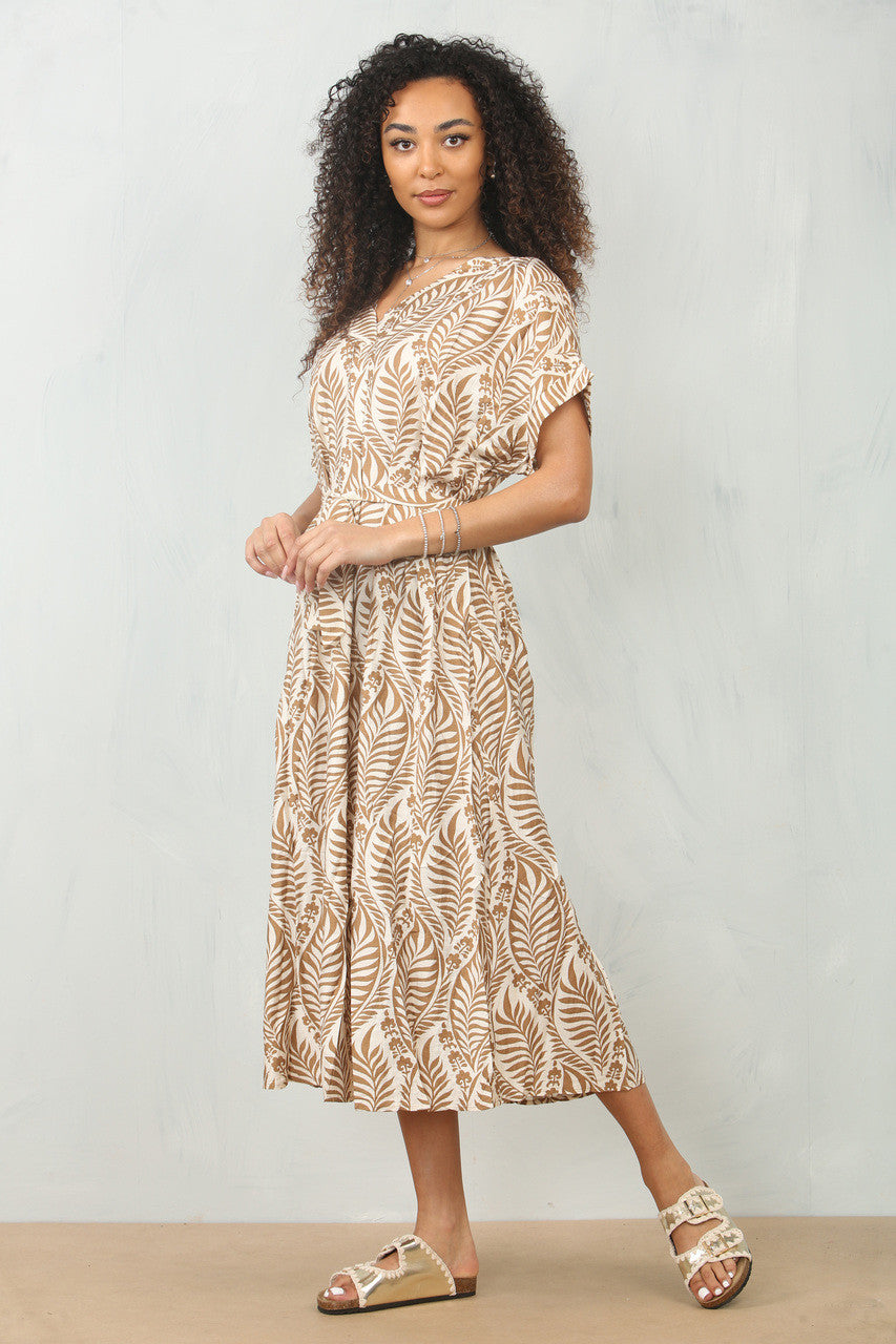 JURK MET ABSTRACTE BLADERENPRINT EN CEINTUUR - CAMEL