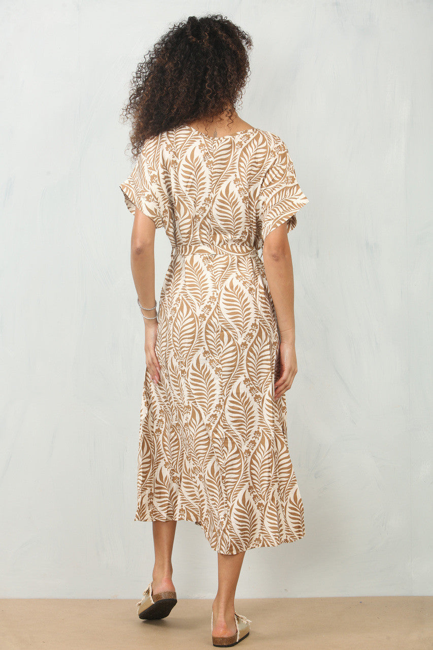 JURK MET ABSTRACTE BLADERENPRINT EN CEINTUUR - CAMEL
