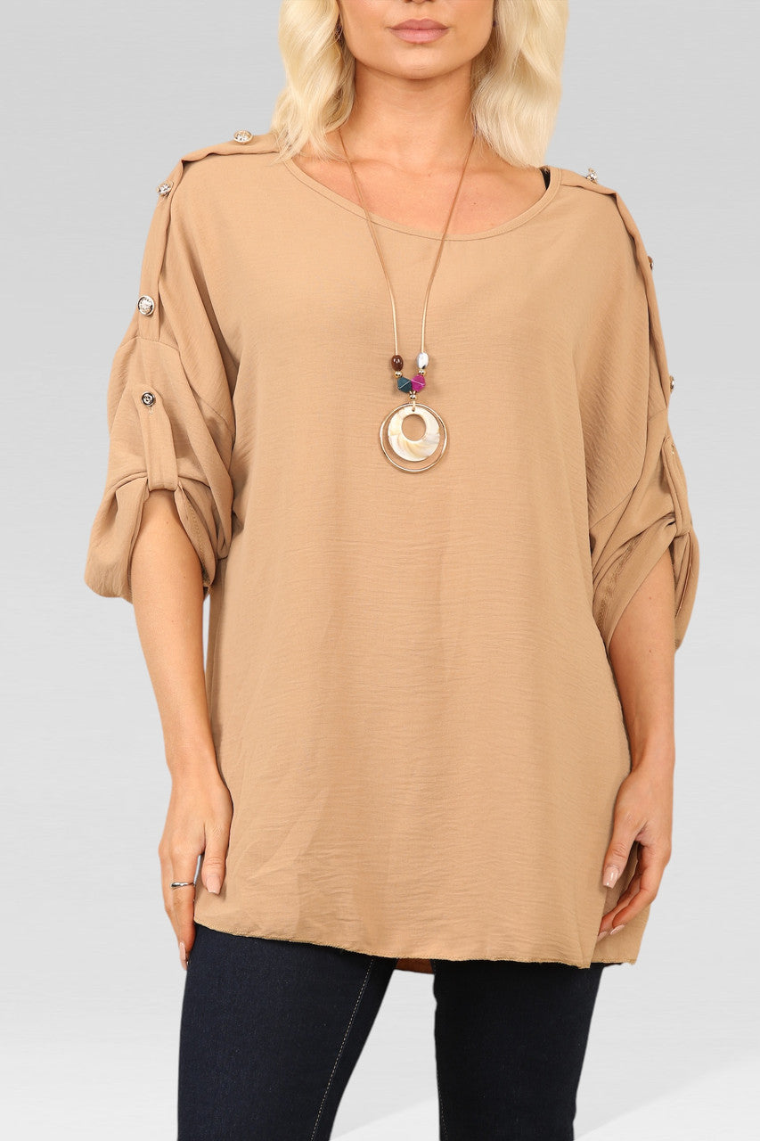 BLOUSE TOP MET KNOPEN OP MOUW EN HALSBAND TAN