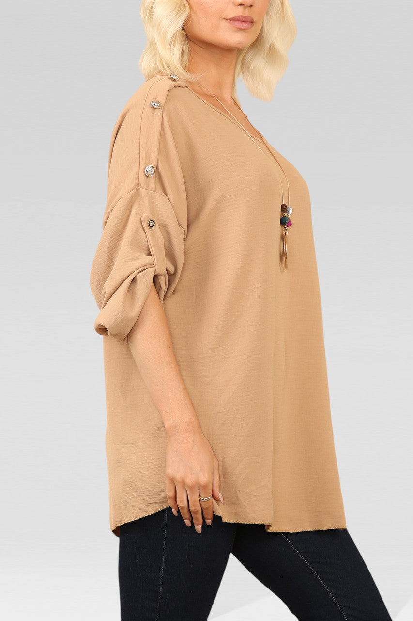 BLOUSE TOP MET KNOPEN OP MOUW EN HALSBAND TAN