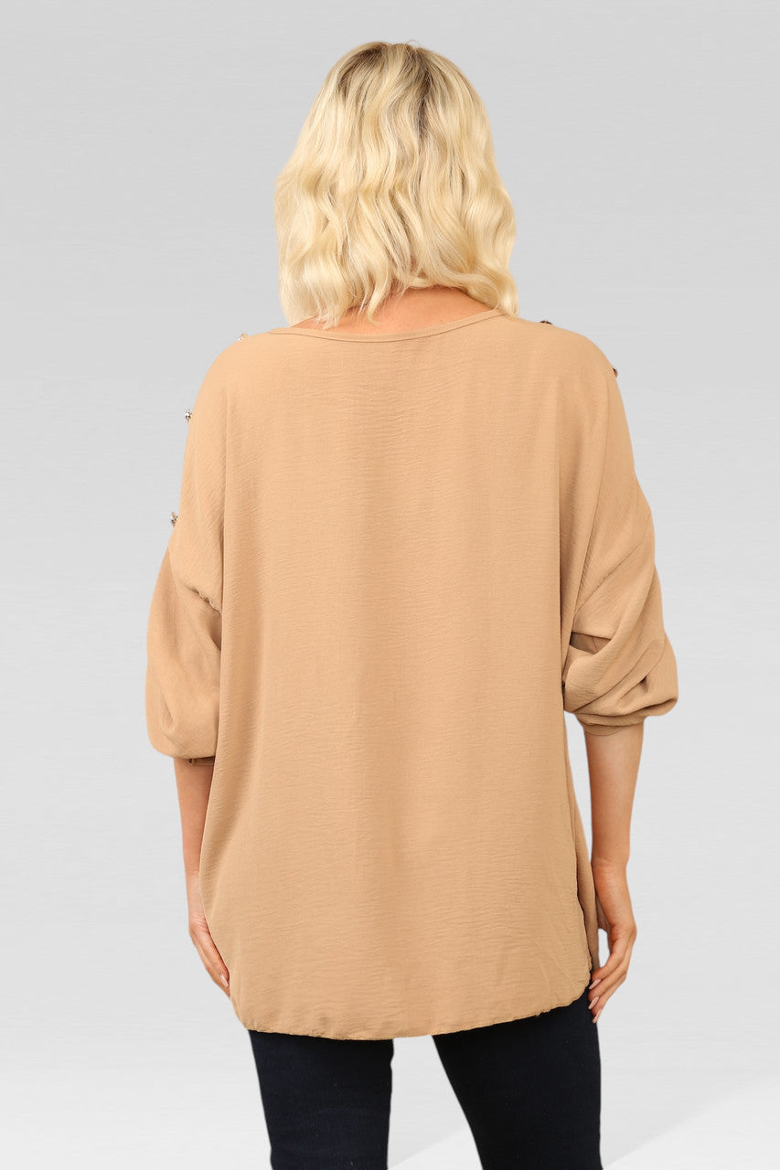 BLOUSE TOP MET KNOPEN OP MOUW EN HALSBAND TAN