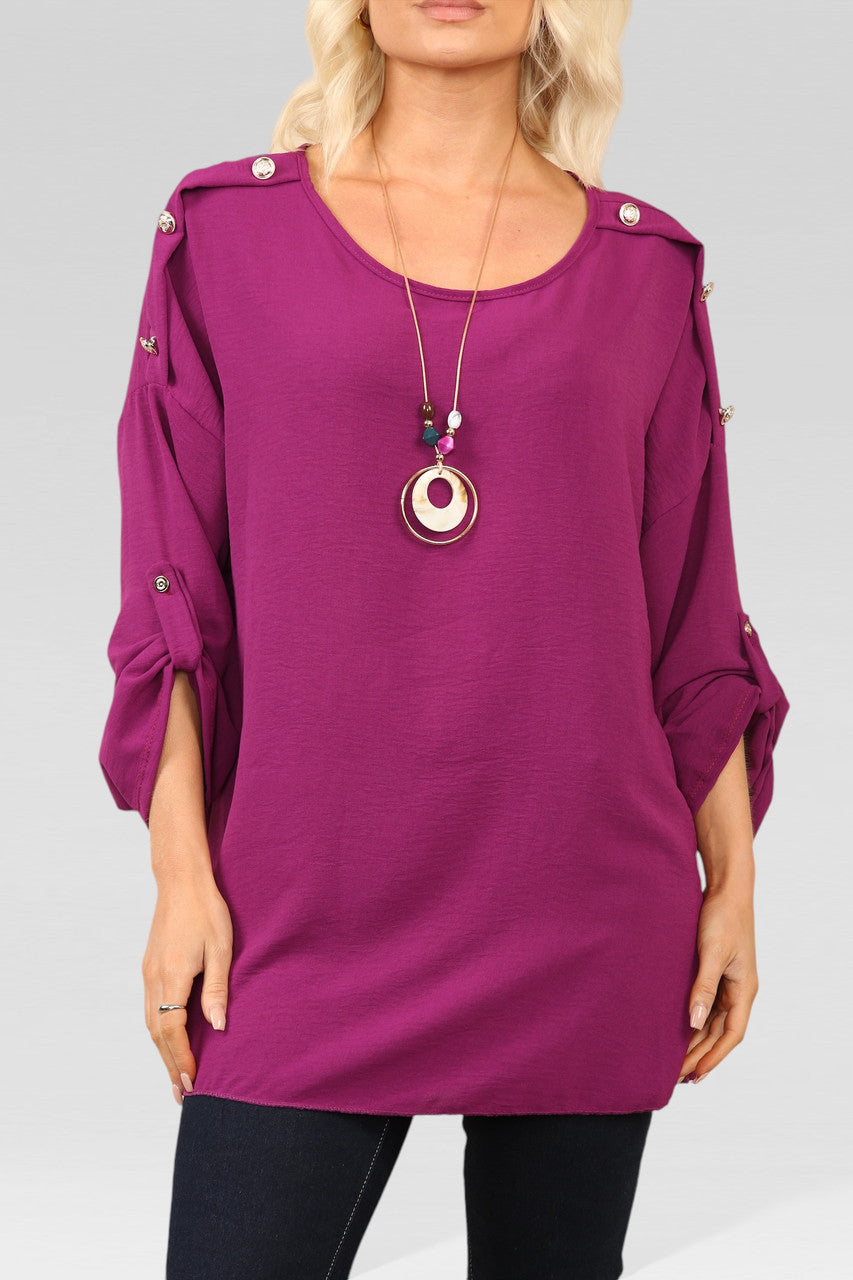 BLOUSE MET KNUOPDETAIL OP DE MOUWEN EN HALSKETTING MAGENTA