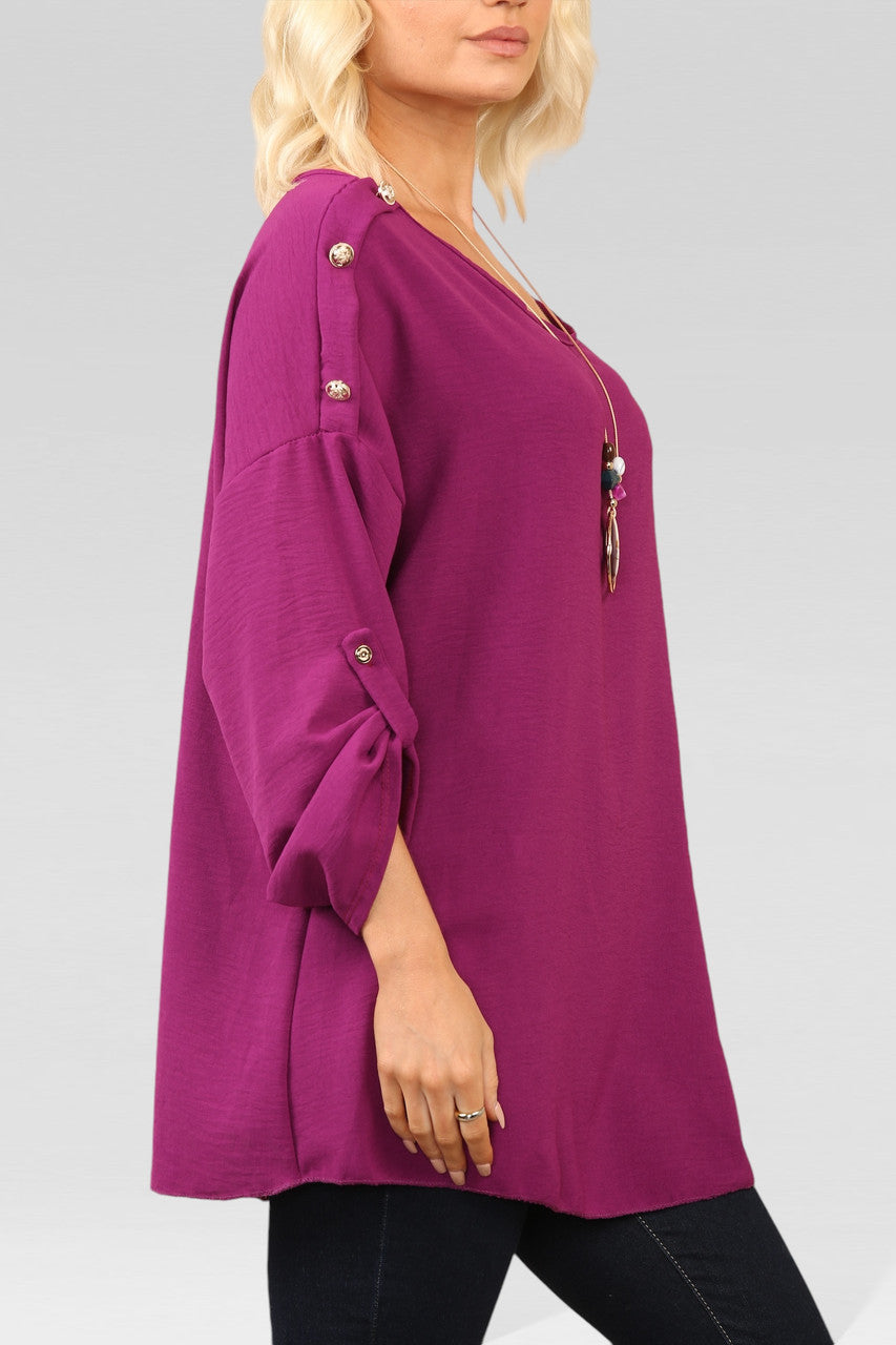BLOUSE MET KNUOPDETAIL OP DE MOUWEN EN HALSKETTING MAGENTA