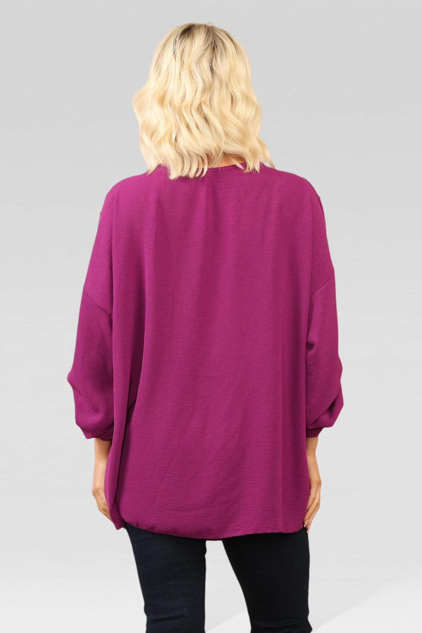 BLOUSE MET KNUOPDETAIL OP DE MOUWEN EN HALSKETTING MAGENTA