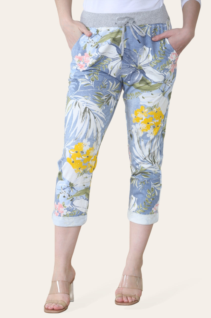JOGGINGBROEK MET BLOEMEN EN TROPISCHE PRINT - LICHTBLAUW