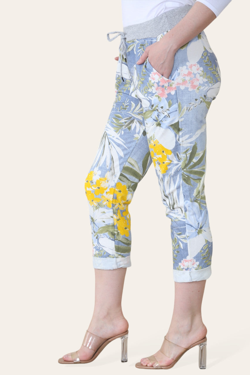 JOGGINGBROEK MET BLOEMEN EN TROPISCHE PRINT - LICHTBLAUW