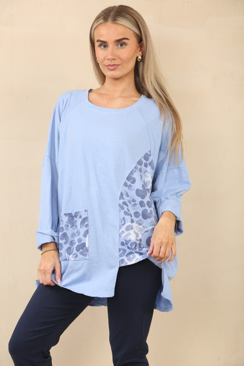 TOP MET DIERENPRINT EN PANEELLOGO – HEMELSBLAUW