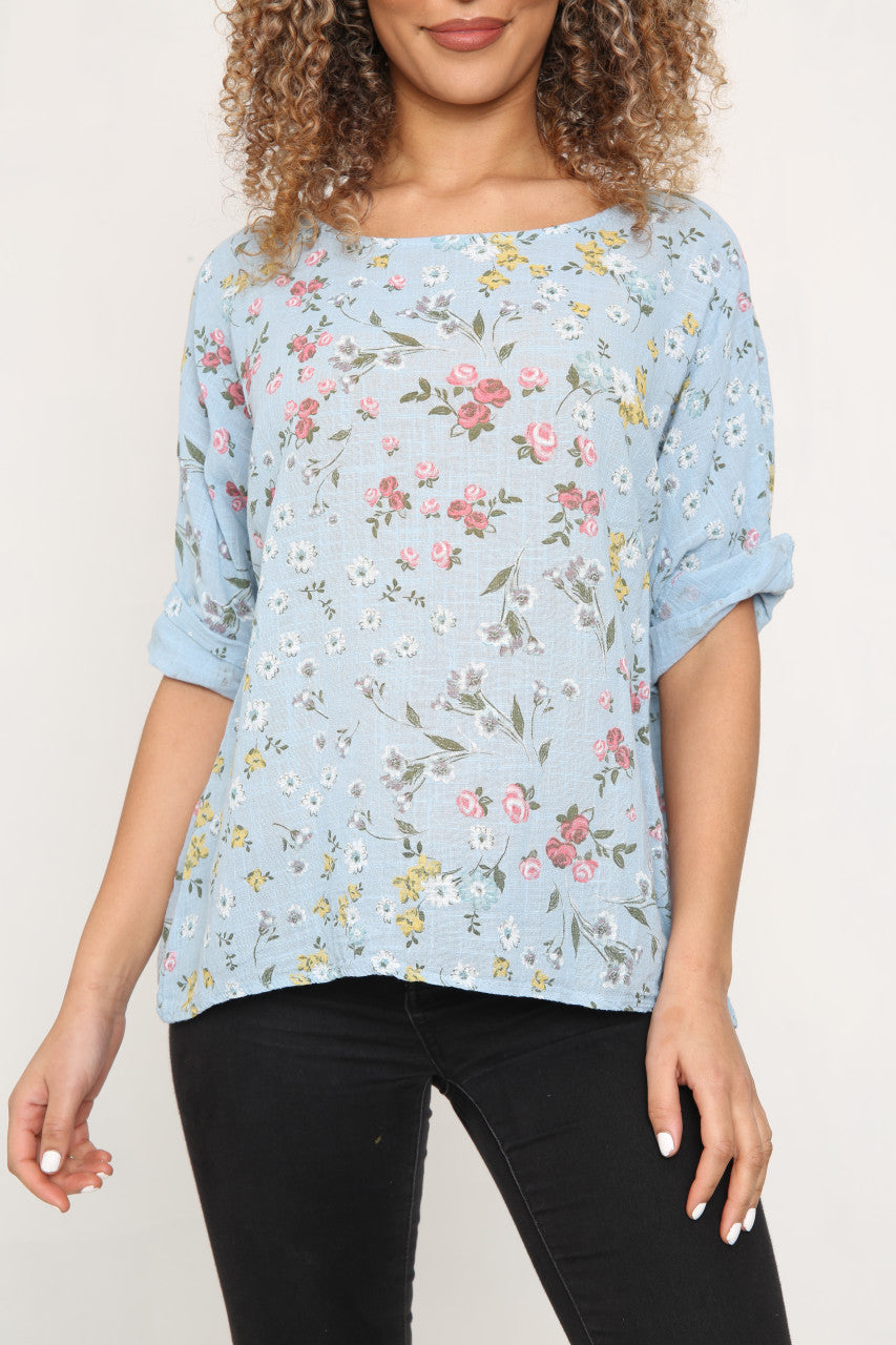 Dames top met bloemenprint en ditsy motief lichtblauw