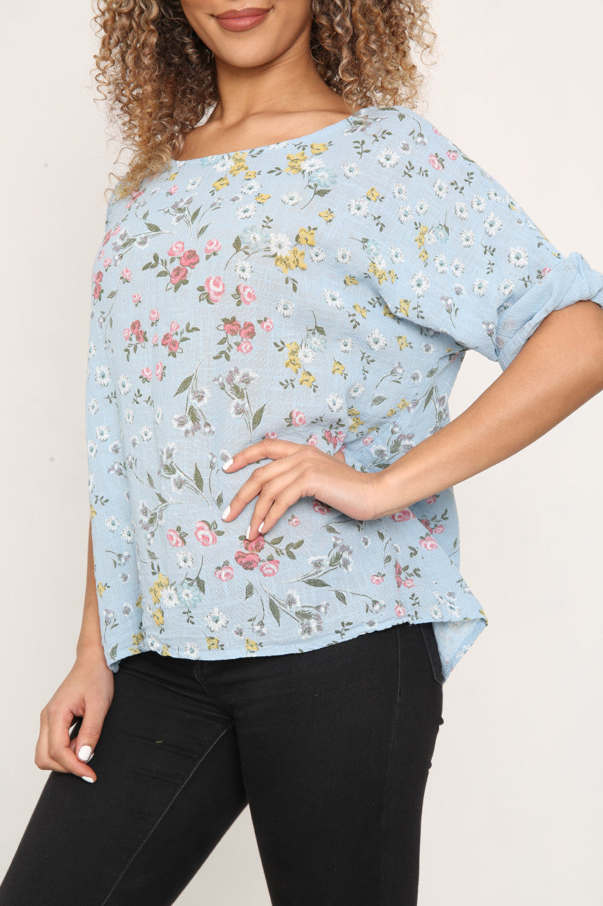 Dames top met bloemenprint en ditsy motief lichtblauw