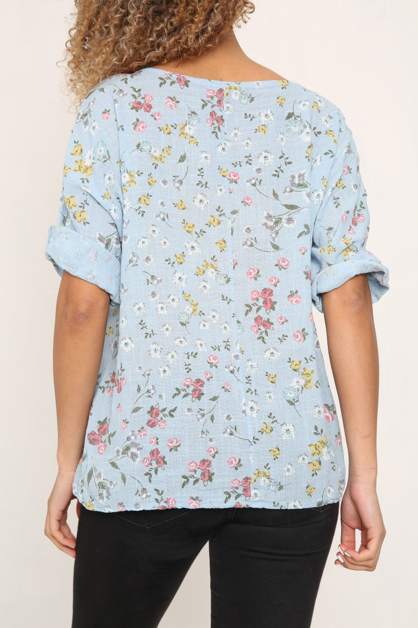 Dames top met bloemenprint en ditsy motief lichtblauw