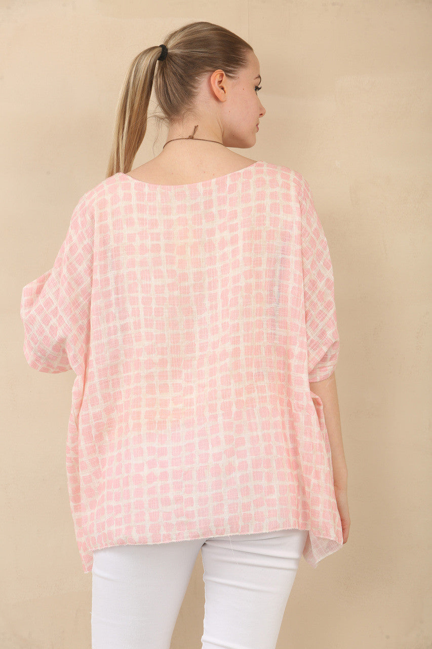 TOP MET VLEERMOUW-MOUWEN, VIERKANTE PRINT EN TEXTUUR MET KETTING - ROZE