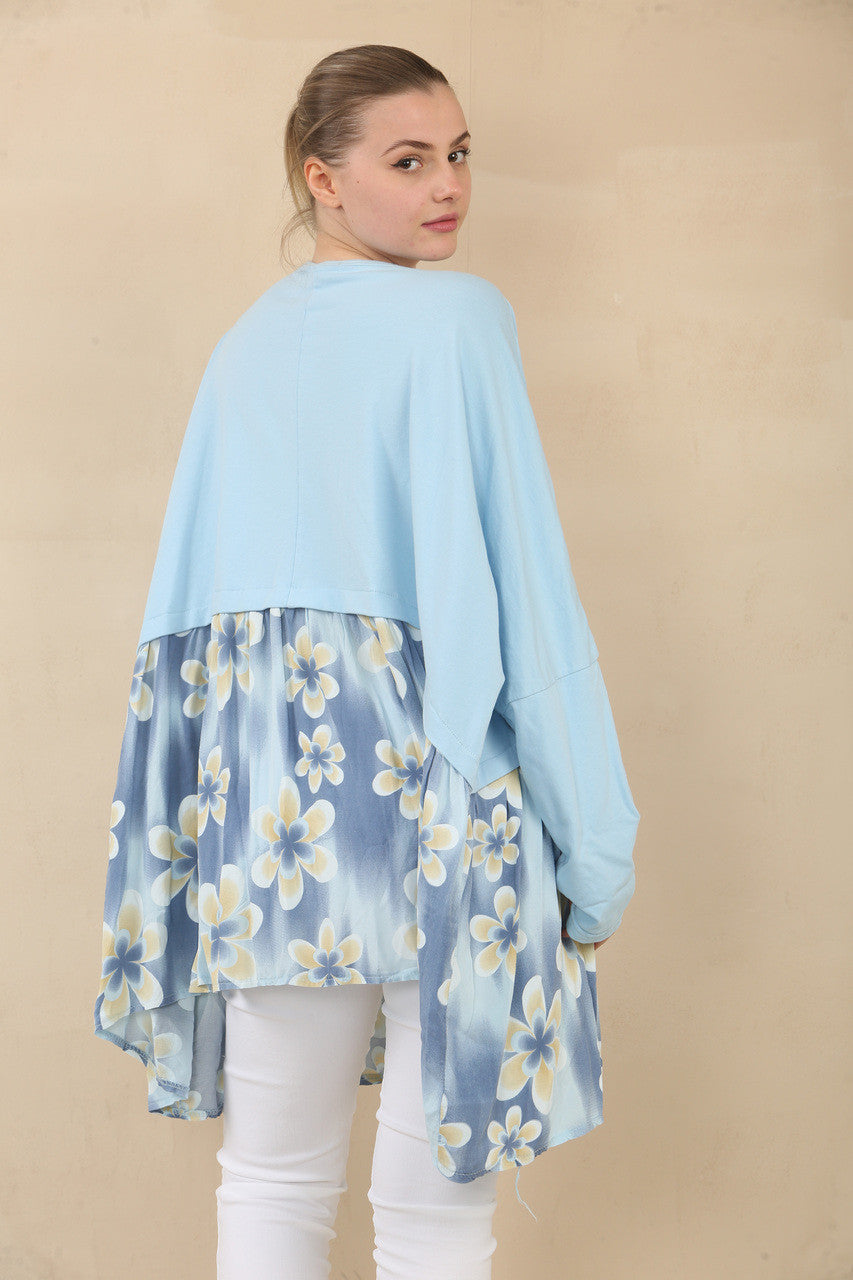 TOP MET BLOEMENPRINT EN PANEELEFFECT - LICHTBLAUW