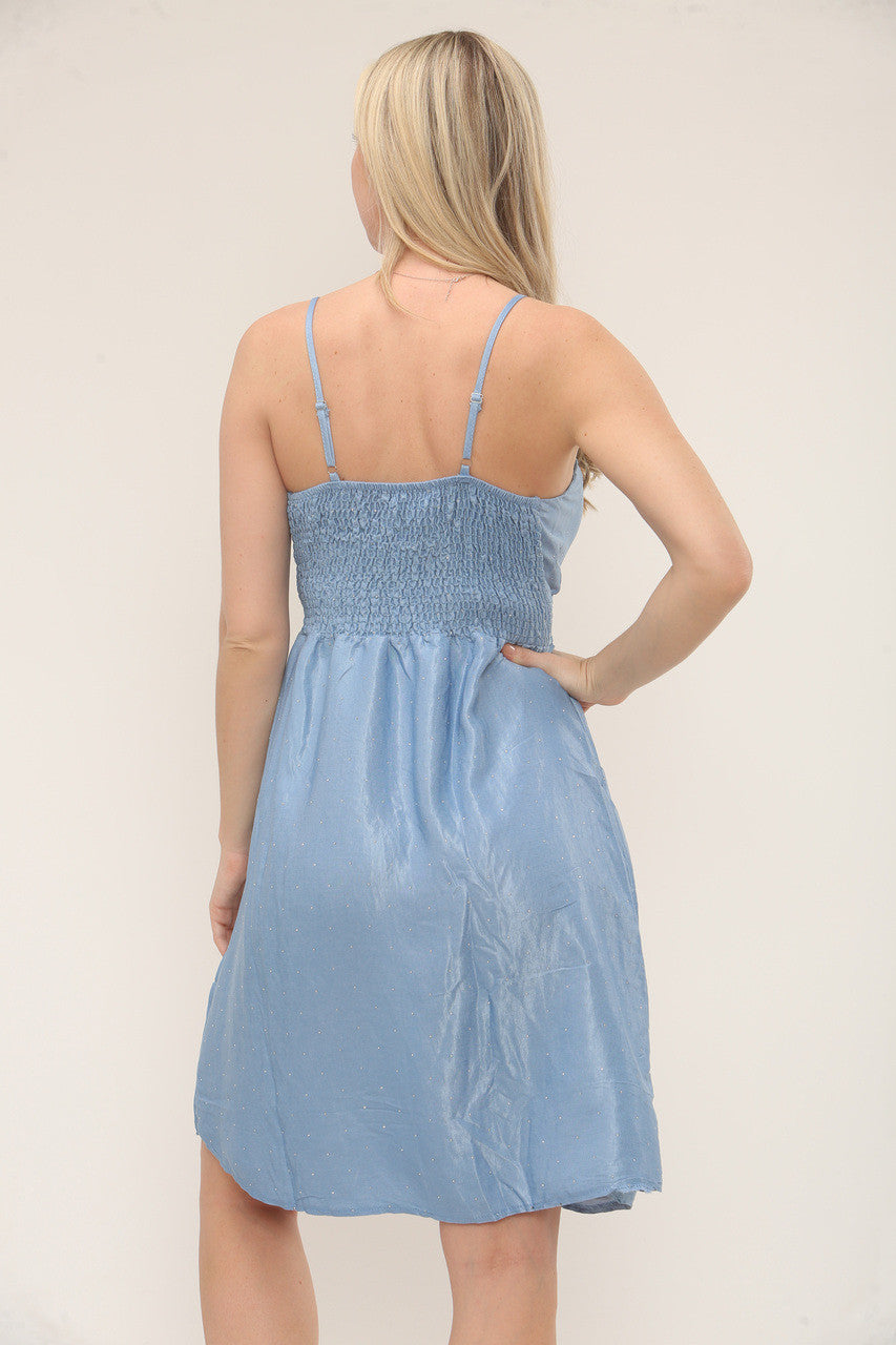 JURK MET SPAGHETTIBANDJES EN STRASS-DETAILS VOOR DE ZOMER - LICHTBLAUW