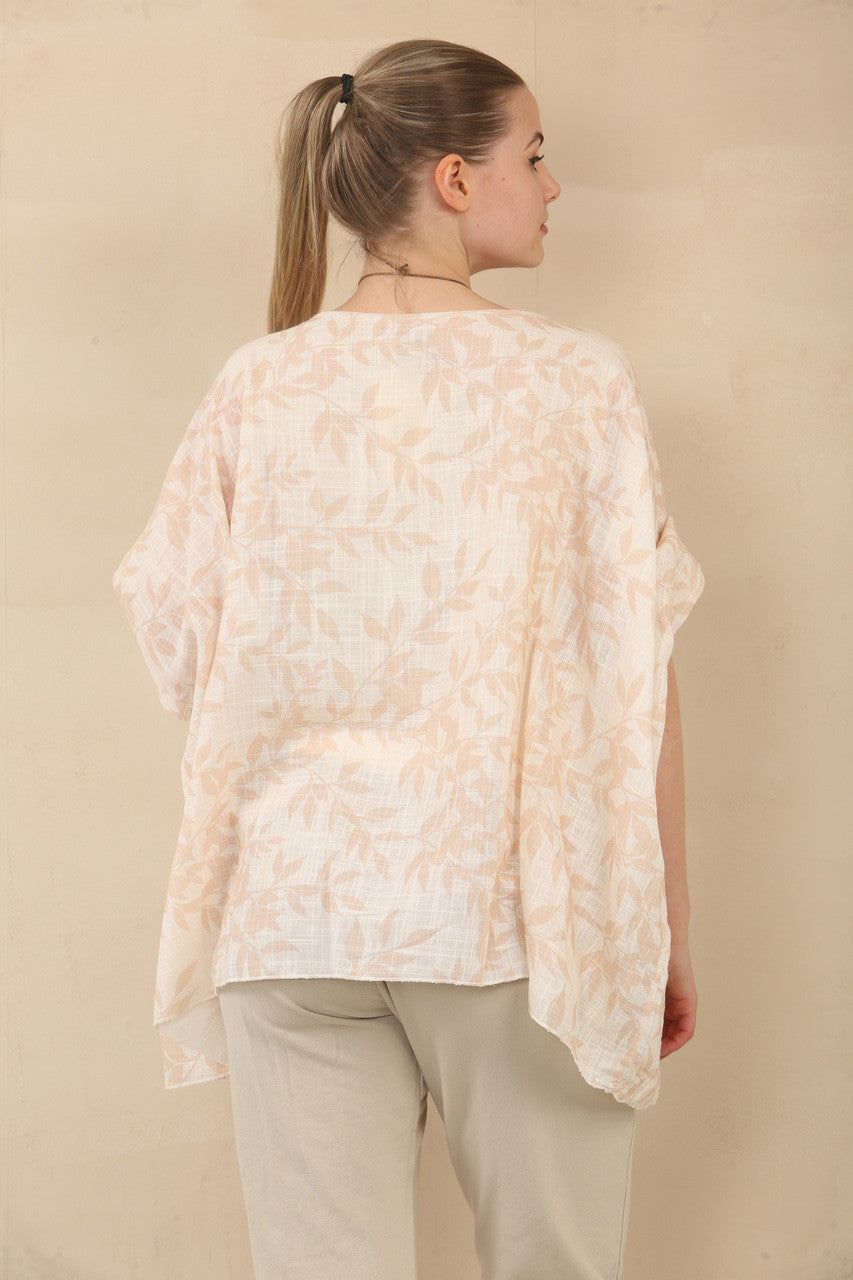 TOP MET BATWINGMOUWEN, BLADPRINT EN KETTING - STEENKLEUR