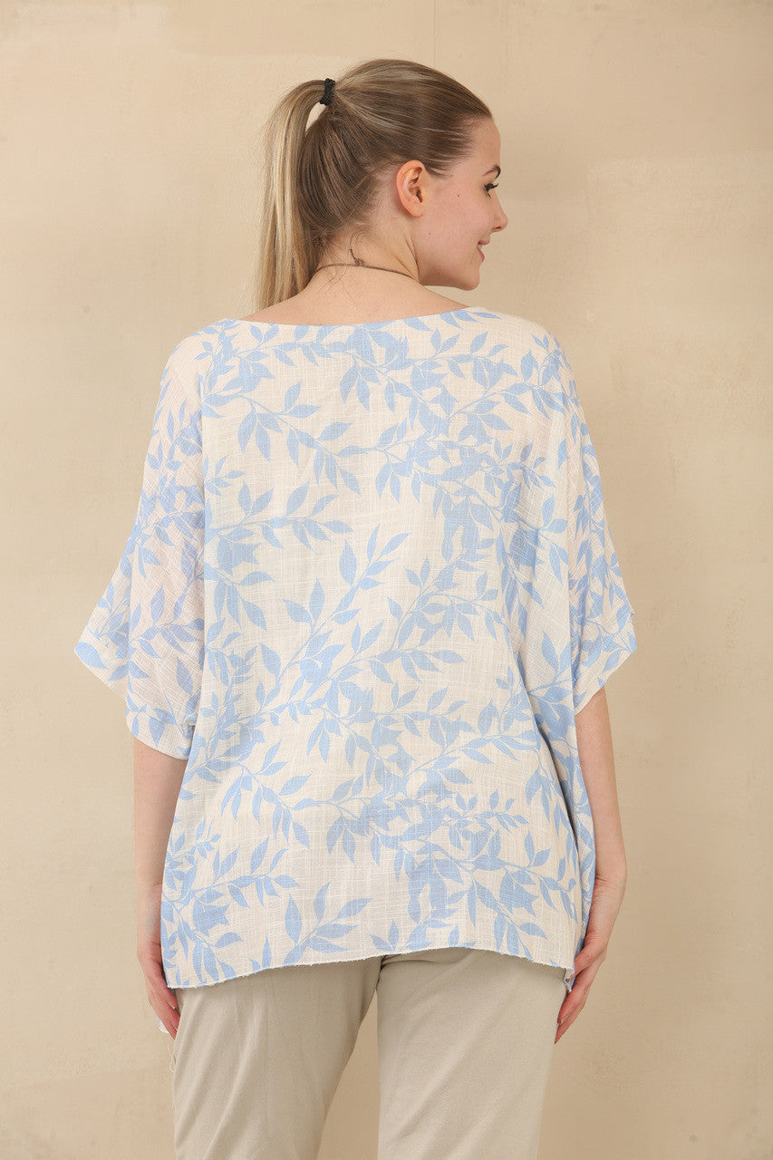 TOP MET VLEERMOUWMOUWEN, BLADPRINT EN KETTING - LICHTBLAUW