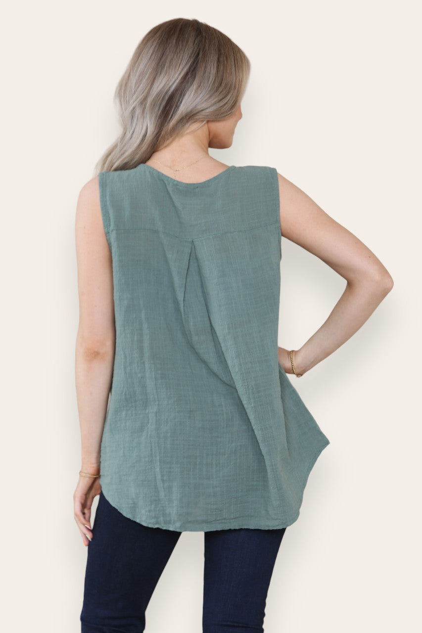 OPA KRAAG KNOP HALS MOUWLOZE VEST TOP KHAKI