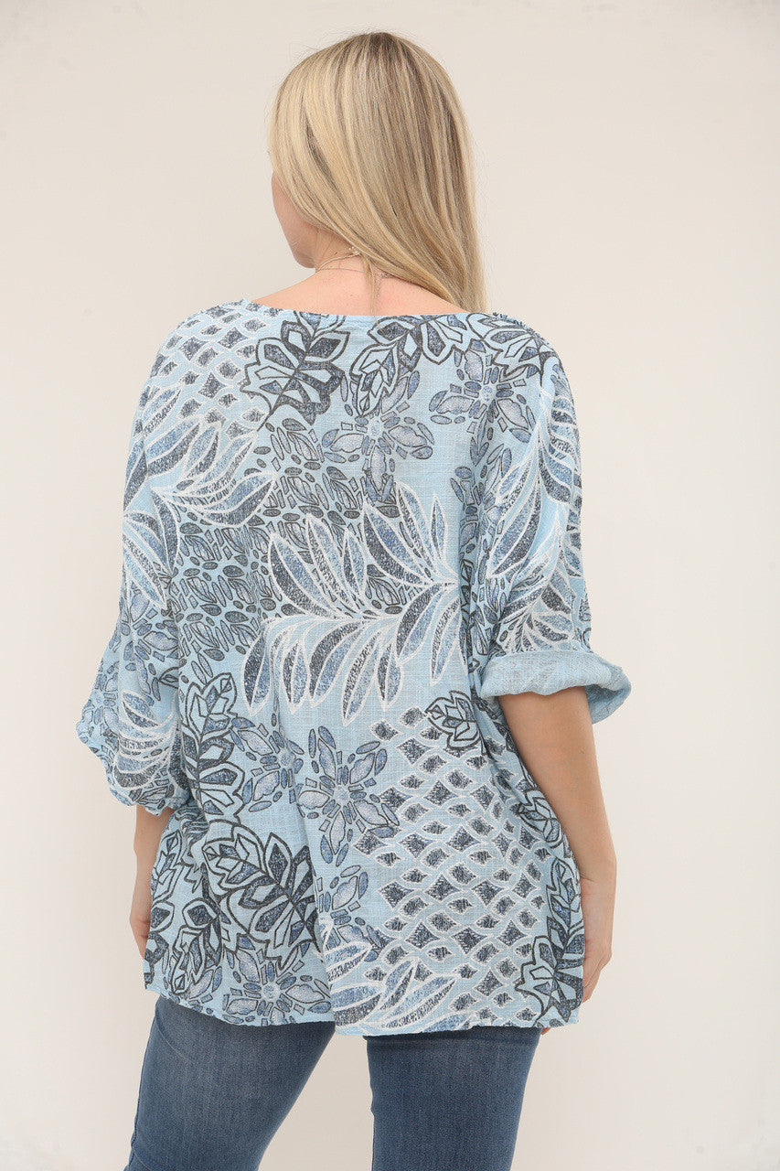 TOP MET ABSTRACTE BOTANISCHE BLADPRINT - LICHTBLAUW