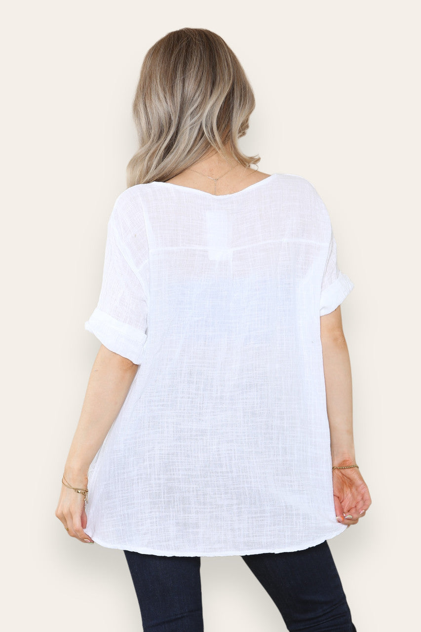 WITTE TOP MET GEBORDUURDE BLOEMEN, GRANDAD-KRAAG EN KNOPENSLUITING AAN DE VOORKANT