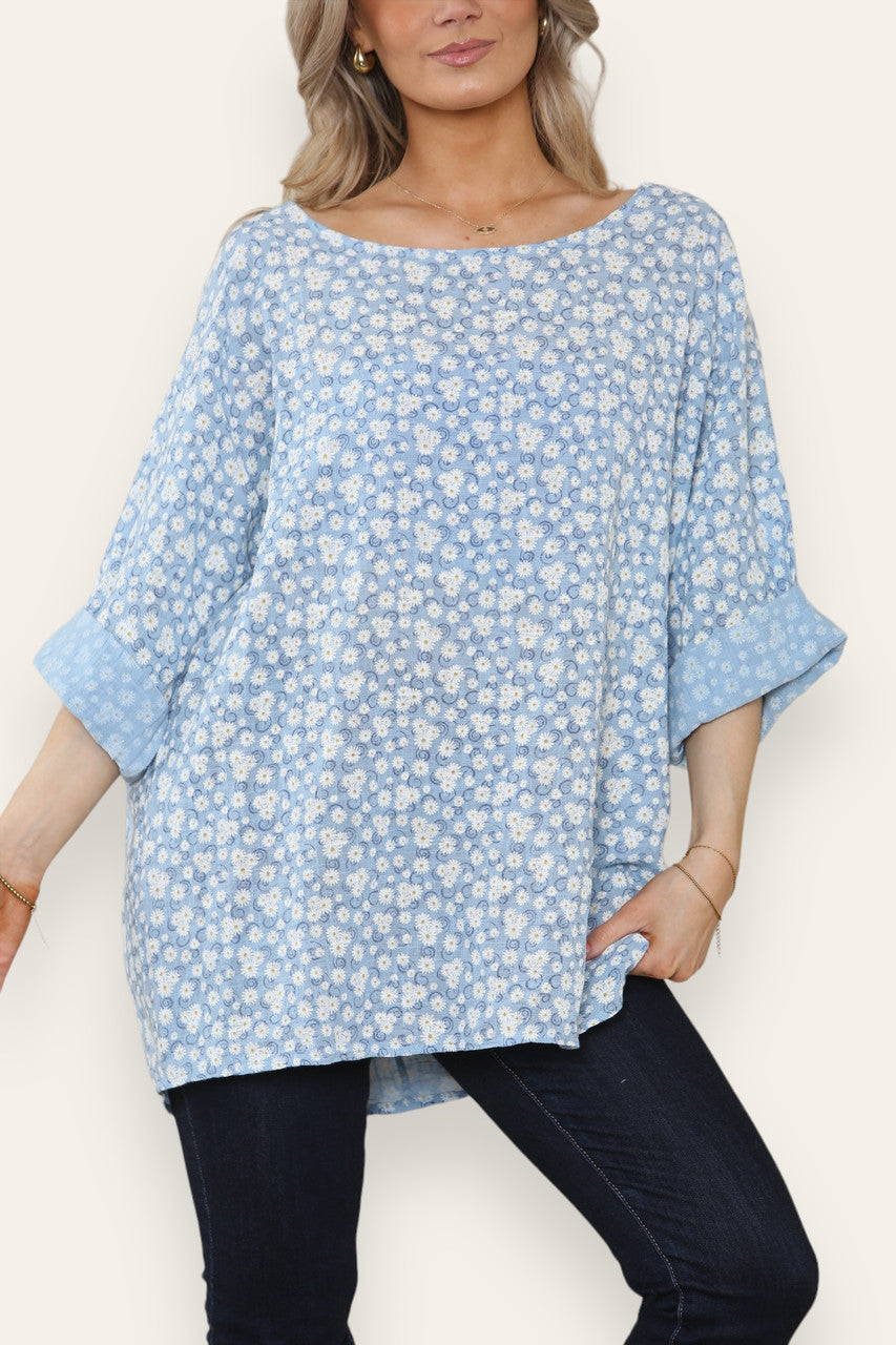 BLOEMENPRINT TOP MET KRULLETJES LICHTBLAUW