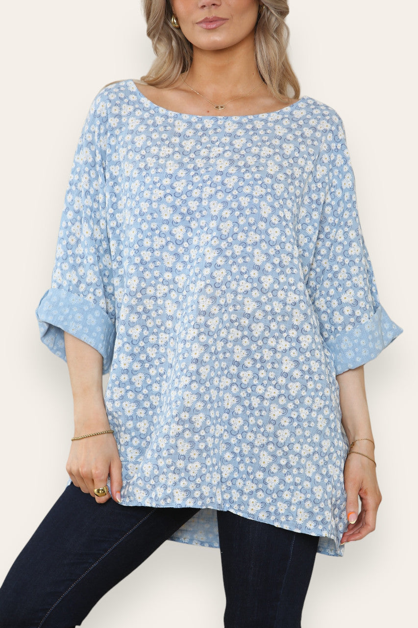 BLOEMENPRINT TOP MET KRULLETJES LICHTBLAUW