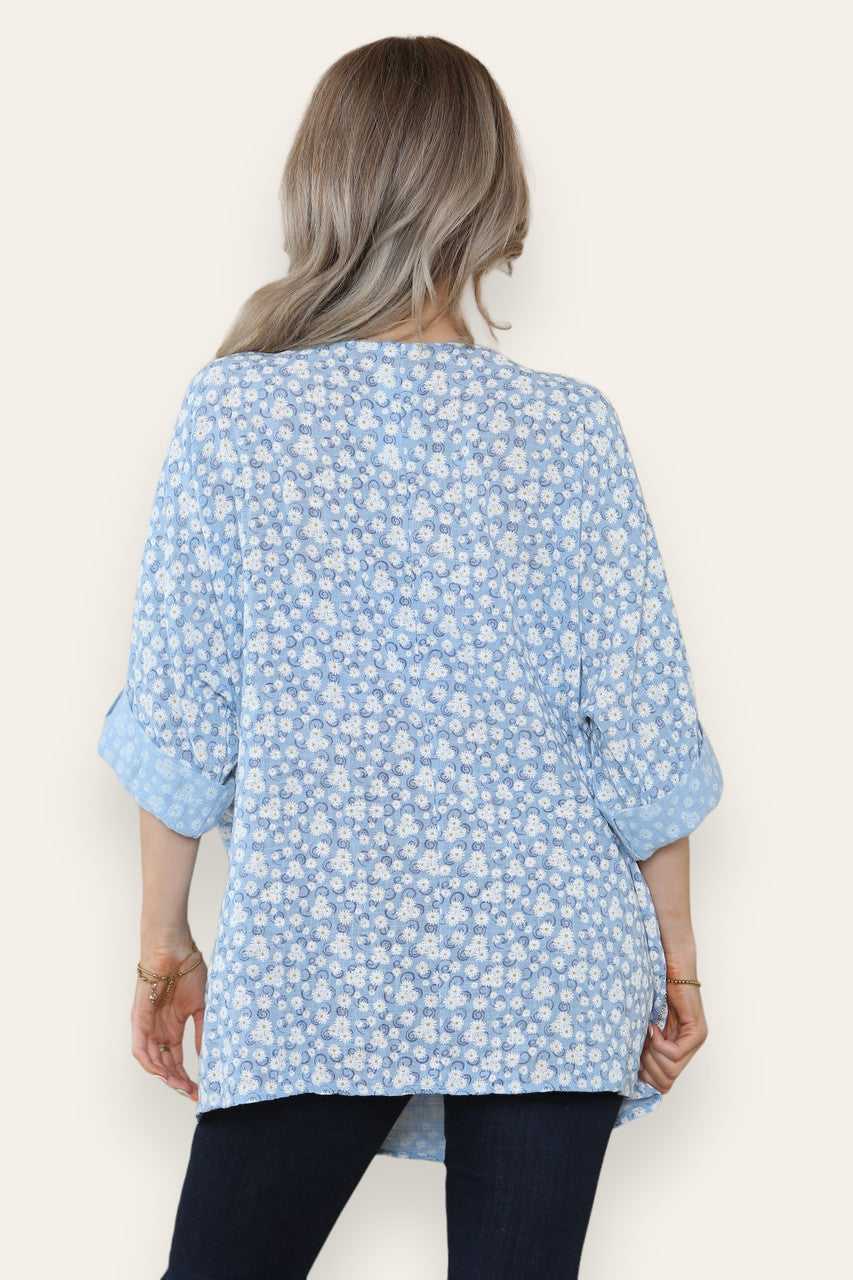 BLOEMENPRINT TOP MET KRULLETJES LICHTBLAUW