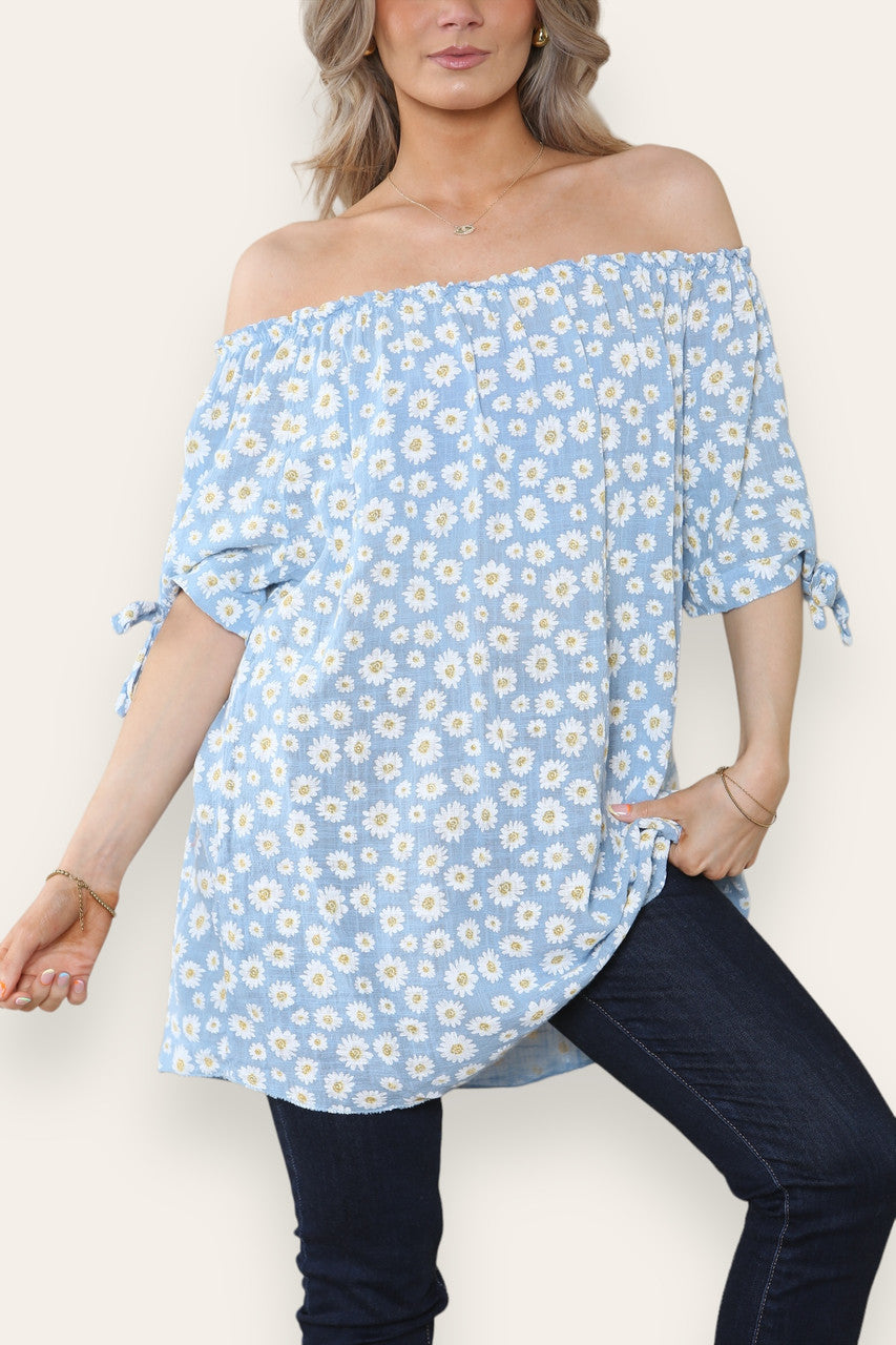BLOEMENPRINT BARDOT TOP MET OPEN SCHOUDERS LICHTBLAUW