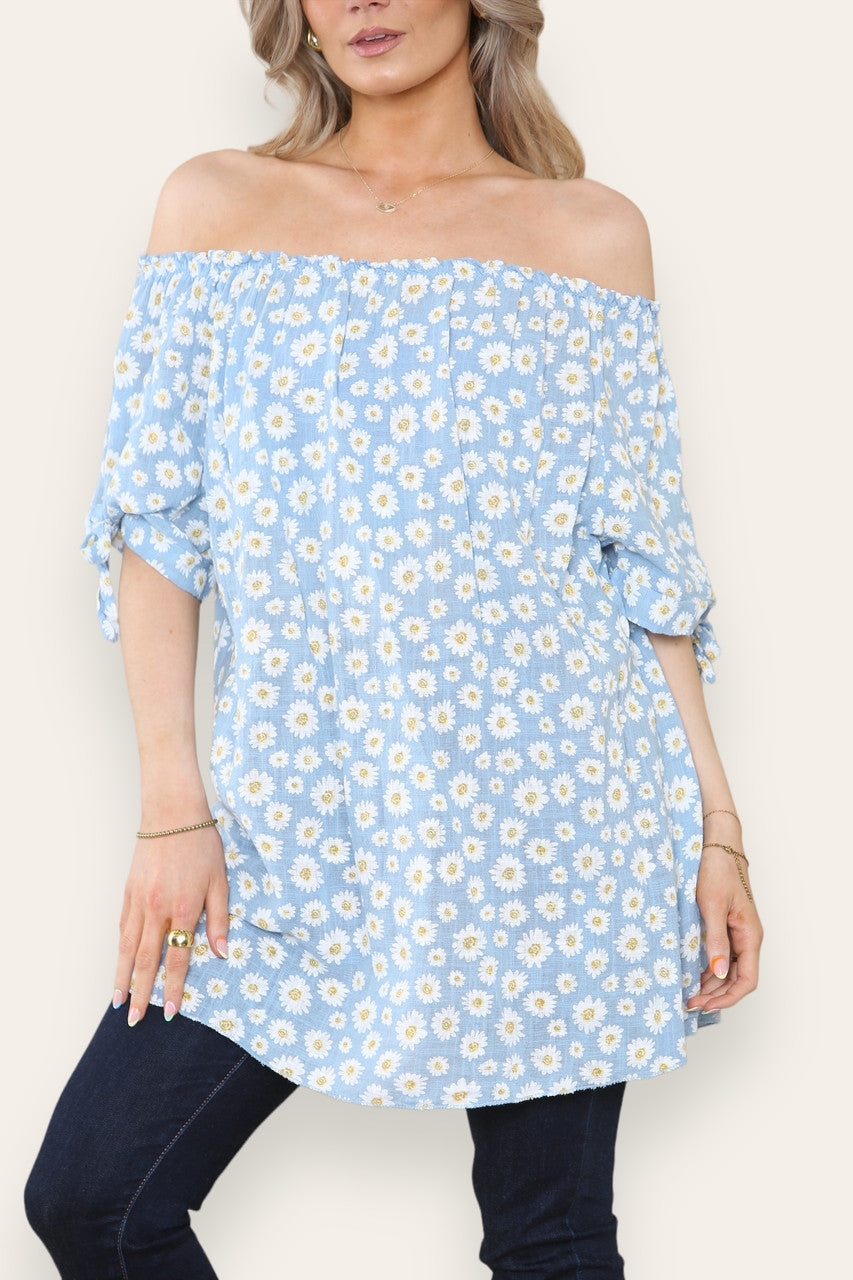 BLOEMENPRINT BARDOT TOP MET OPEN SCHOUDERS LICHTBLAUW