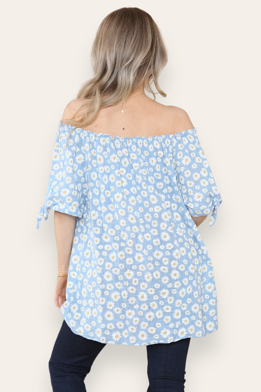 BLOEMENPRINT BARDOT TOP MET OPEN SCHOUDERS LICHTBLAUW