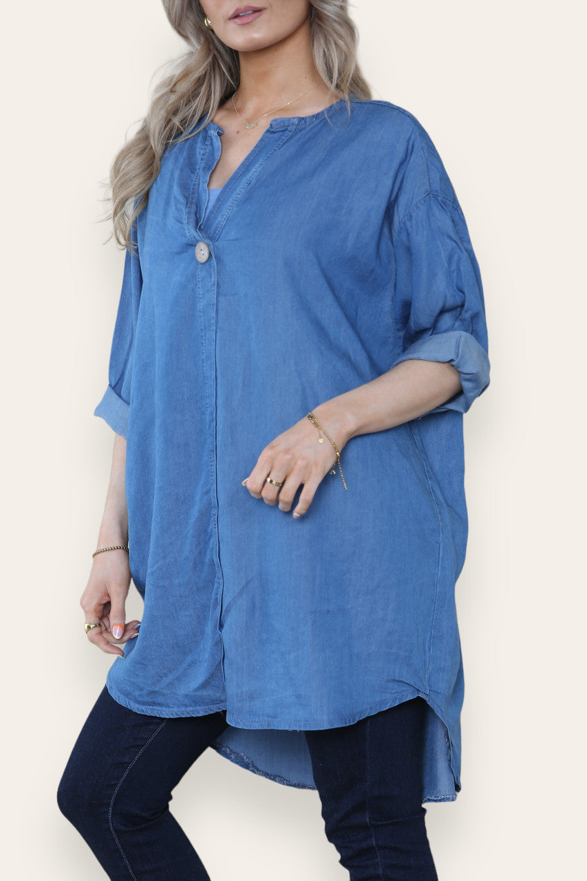 TUNIEK MET OPSTAAND KRAAGJE EN KNOPENSLUITING DONKER DENIM