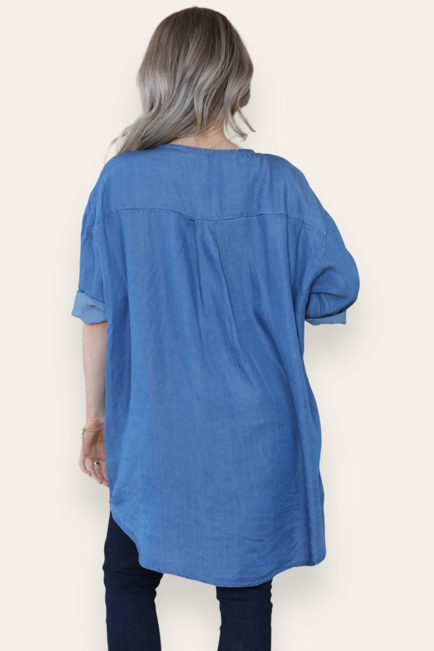 TUNIEK MET OPSTAAND KRAAGJE EN KNOPENSLUITING DONKER DENIM