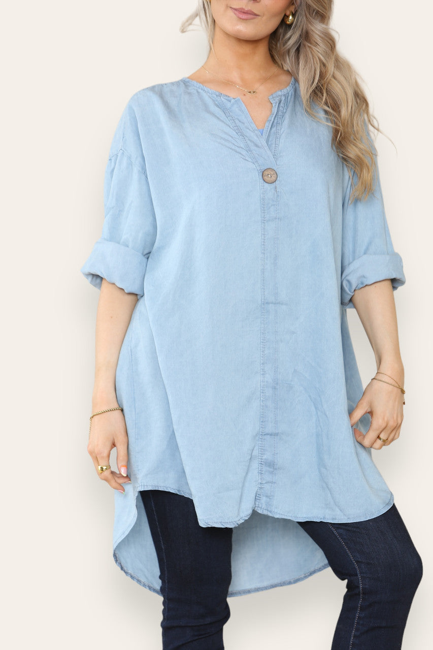 TUNIEK MET OPSTAANDE KRAAG EN KNOPENSLUITING VAN LICHT DENIM