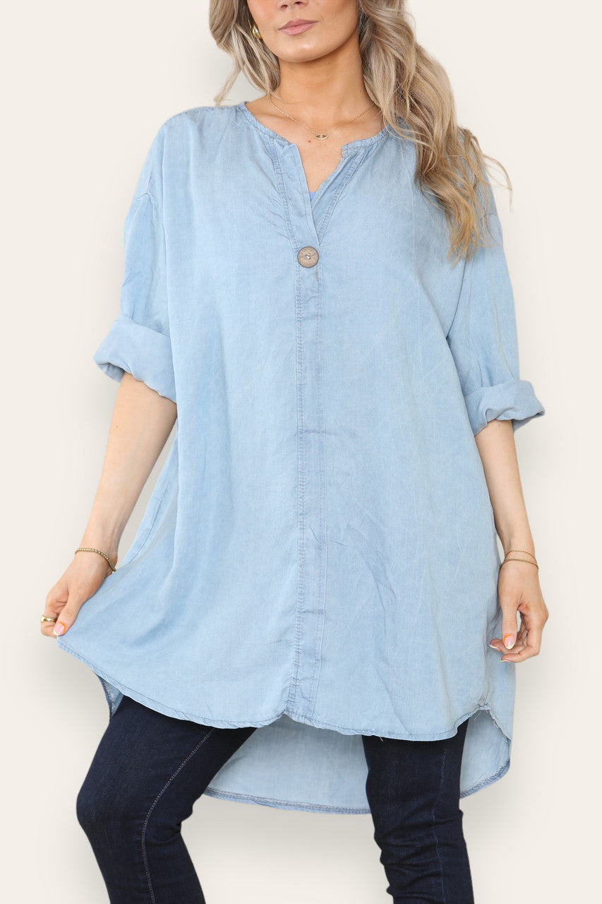 TUNIEK MET OPSTAANDE KRAAG EN KNOPENSLUITING VAN LICHT DENIM