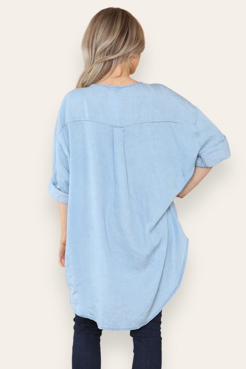 TUNIEK MET OPSTAANDE KRAAG EN KNOPENSLUITING VAN LICHT DENIM