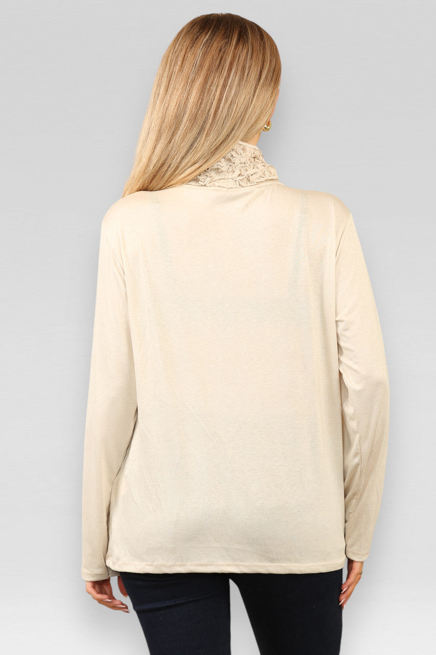 TOP MET LANGE MOUWEN EN RUFFELHALS STEENKLEURIG