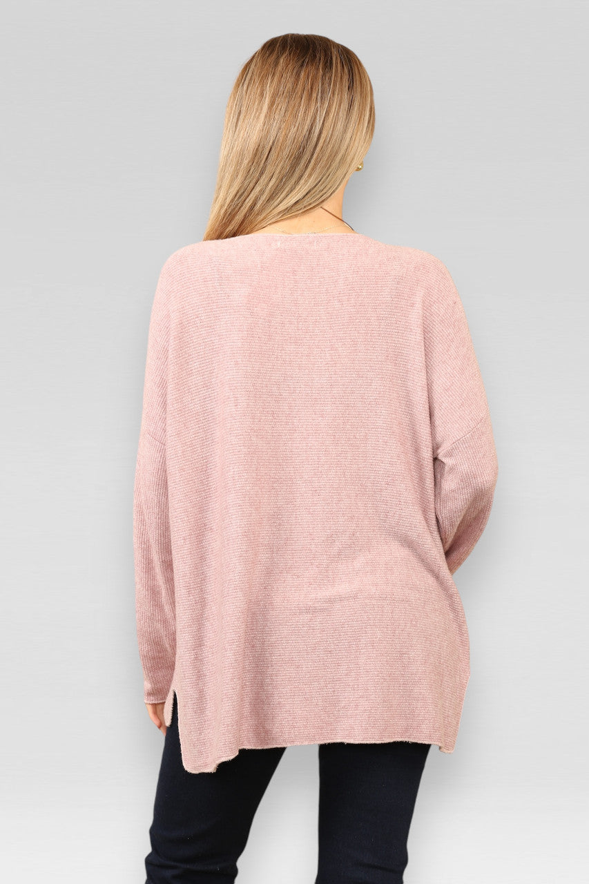 FIJN GEBREIDE RIB JUMPER MET SPLIT EN KETTING STOFROZE