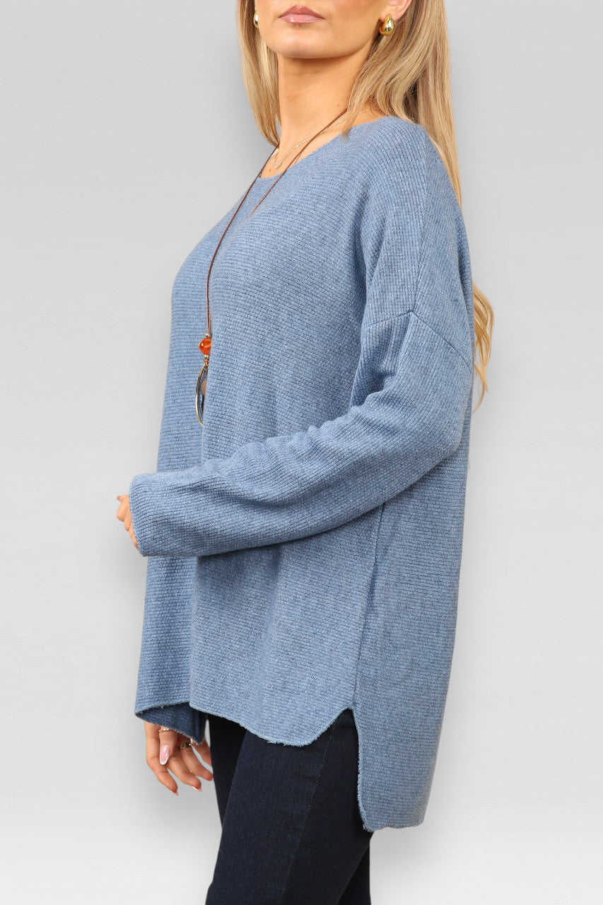 FIJNGEBREIDE RIBBELTRUI MET ZIJNADEN & KETTING DENIM