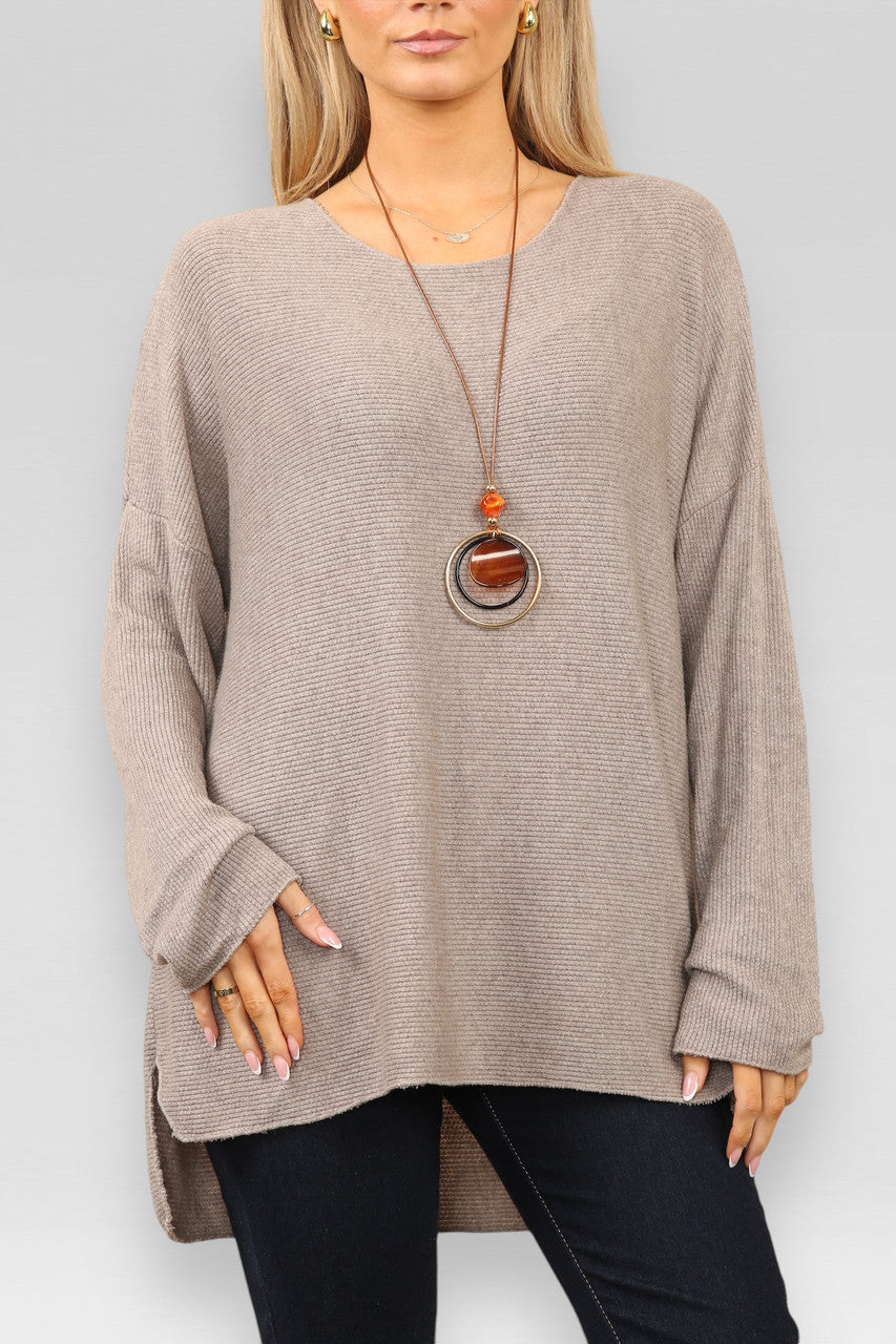 FIJNGEBREIDE GERIBBELDE TRUI MET SPLITTEN & KETTING TAUPE