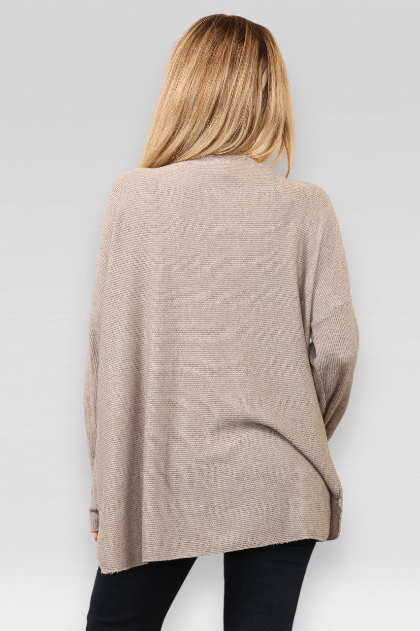 FIJNGEBREIDE GERIBBELDE TRUI MET SPLITTEN & KETTING TAUPE