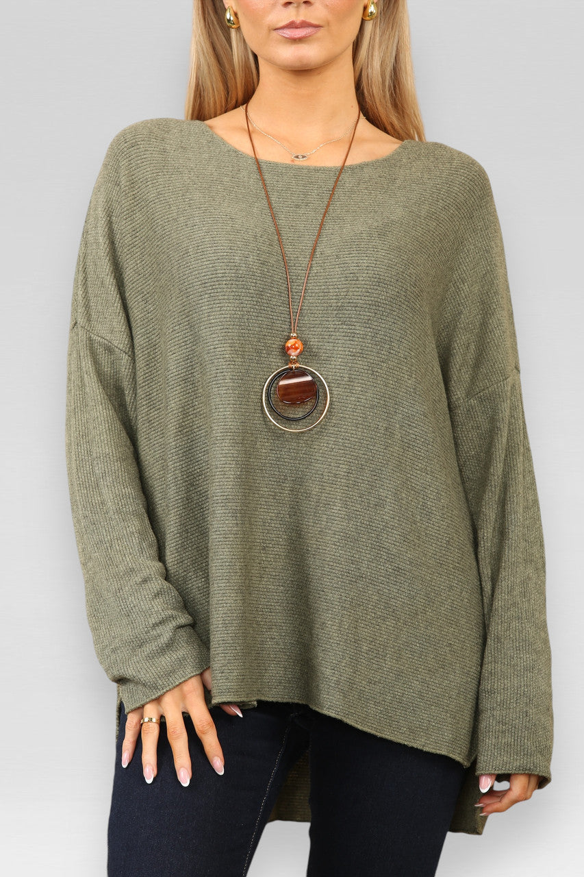 FIJN GEBREIDE RIB JUMPER MET SPLIT EN KETTING KHAKI