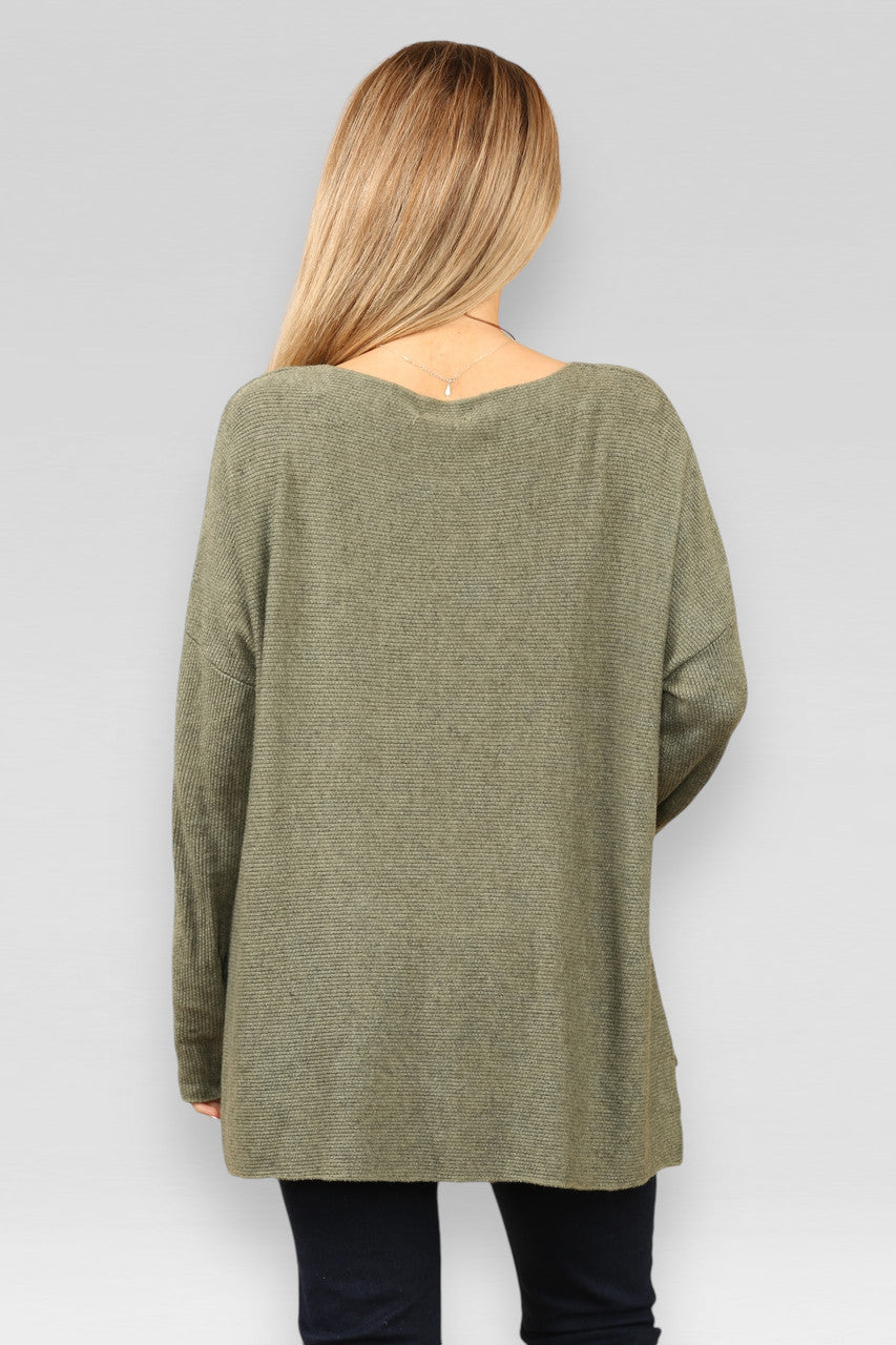 FIJN GEBREIDE RIB JUMPER MET SPLIT EN KETTING KHAKI